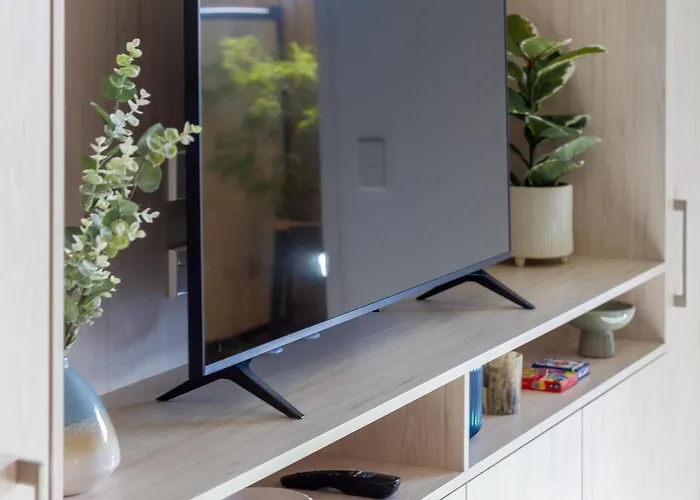 Downtown Delight: Studio At 8 Wilmer With Backyard